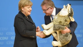 Die mit dem Wolf spielt