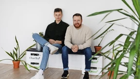 Die Jungs mit dem Becher