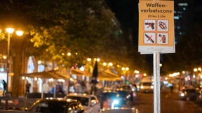 Waffen in Bussen und Bahnen sind in Hessen künftig verboten