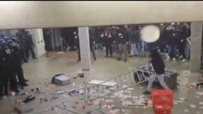 Welche Strafe es gibt, wenn man einen Mülleimer auf Polizisten wirft