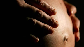 In Kindheit entnommener Eierstock verhilft Frau zu Baby