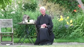 Katze „fotobombt“ Morgengebet