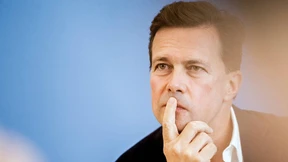 Nicht mehr als eine ausgestreckte Hand nach London