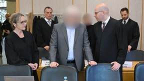 Umschläge mit Bargeld, im Park übergeben