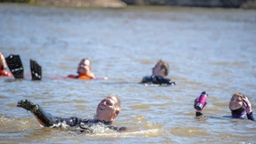 Rettungstaucher schwimmen für das Bärenherz