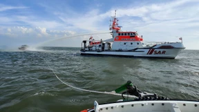 Hubschrauber rettet Mann auf Nordsee von brennendem Motorboot