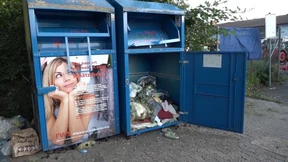 Frau stirbt in Kleidercontainer – Kind nicht in Gefahr