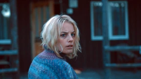 Ermittlerin vor stiller Eislandschaft