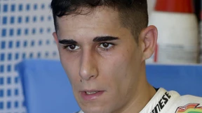 Mit angezogener Handbremse