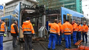 Tram blockiert Kreuzung in Kassel