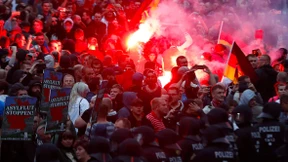 Als Logo einen Hitlerjungen