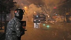 Dutzende Verletzte bei Straßenschlachten