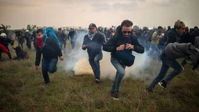 Falschmeldung führt zu Gewalt zwischen Polizei und Migranten