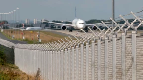 Durch drei Zäune aufs Rollfeld