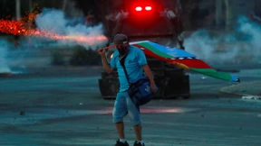 Brandstiftung und Massenproteste