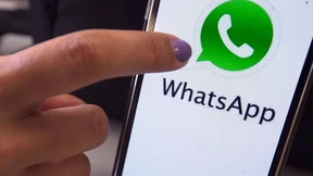Vater muss WhatsApp von Handys seiner Kinder löschen