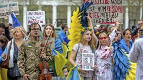 300 Demonstranten gegen die russische Primadonna