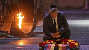 Habeck trägt sich mit Celan-Gedicht in Yad Vashem ein