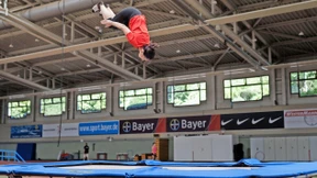 Was hat Trampolinspringen mit Politik zu tun?