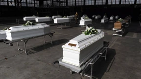 Fünfzehn leere Stühle in der sechsten Klasse