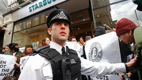 Starbucks-Filialen in Großbritannien besetzt  