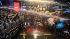 Bei der Hymne bleiben sie sitzen