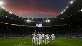 Das Stade de France singt „God save the Queen“