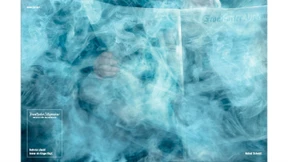 Der berühmteste Raucher der Republik verbirgt sich für die F.A.Z.- Fotoserie gleich doppelt – hinter der Zeitung und hinter dichtem Nebel.