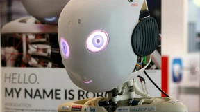 Ein Roboter mit himmelblauen Augen