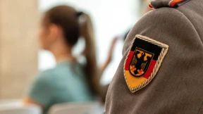 Streit über Schulbesuche von Bundeswehroffizieren