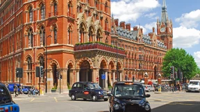 Märchenschloss mit barbusiger Kate Moss