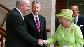 Handschlag zwischen Elisabeth II. und McGuinness 