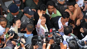 Aung San Suu Kyi begeistert in Thailand empfangen