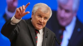 Seehofer fordert Obergrenze von 200.000 Flüchtlingen pro Jahr
