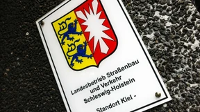 Streichung des Worts Straßenbau kostet Behörde viel Geld