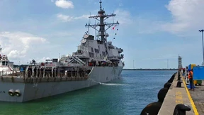 Amerikanischer Zerstörer kollidiert mit Tanker