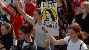 Sie prügeln Schwangere