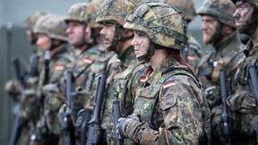 Braucht die Bundeswehr weibliche Dienstgrade?