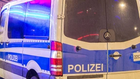 Jugendlicher Räuber pinkelt in Polizeiwagen