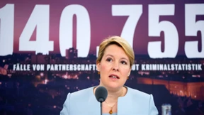 Giffey fordert Recht auf Platz im Frauenhaus