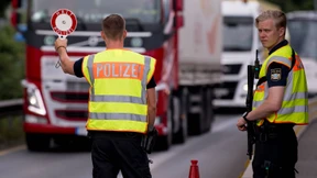 Unternehmen und Ökonomen fordern Ende der Grenzkontrollen