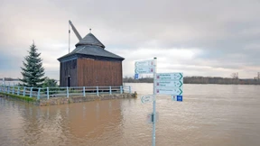 Hochwasserwelle läuft durch den Rhein