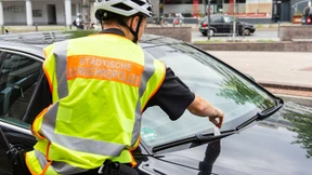 Mit dem E-Bike im Einsatz gegen Falschparker