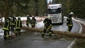 Verkehrschaos und Brände halten an