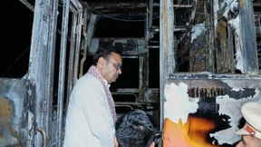 20 Insassen verbrennen bei Busunglück in Indien