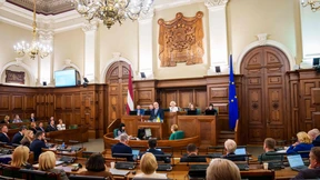 Vier Monate regieren, mit Putin im Nacken