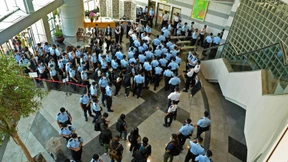 500 Polizisten gegen Hongkongs freie Stimme