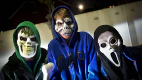 Böller auf Polizisten geworfen und Spielgeräte angezündet