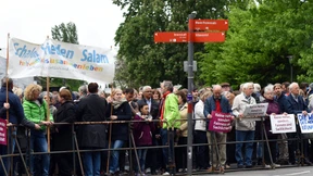 Bonner Bürger protestieren wegen totgeprügelten Teenagers