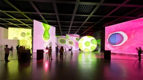 Das Auftauchen der Sonne im Nachthimmel über Berlin